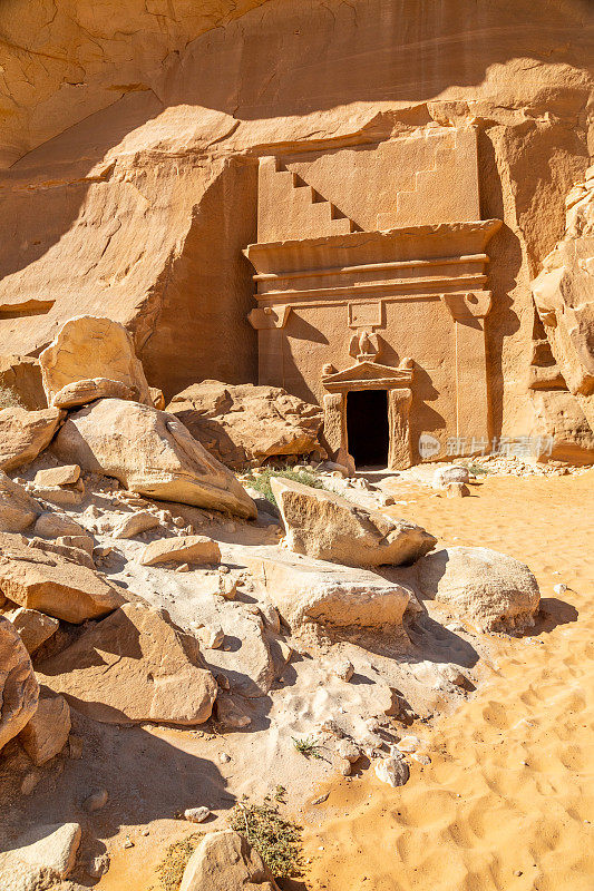 沙特阿拉伯乌拉Hegra的Jabal al Banat建筑群里的nabataean石雕墓
